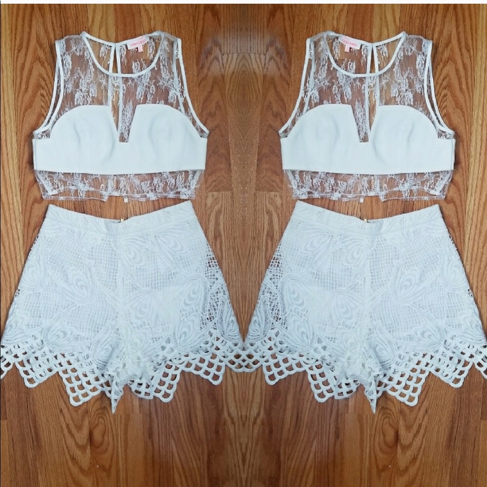 Super adorable short and white crop top